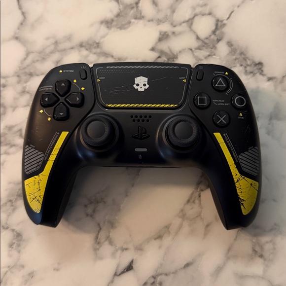 Limited edition Sony Black and Yellow Helldivers II Controller - Picture 1 of 9